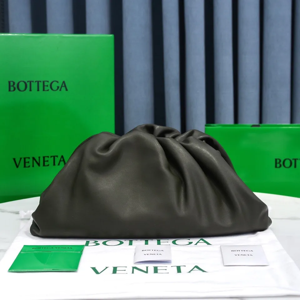 Batch 1660 Bottega Veneta cloud bag ☁️POUCH series original plain calfskin, super low-key and attractive, soft and casual, major Internet celebrity bloggers are crazy about calling it fashionable and classy, ​​lazy and intellectual Large size: 38x20x8.5cm (large cloud plain) dark green